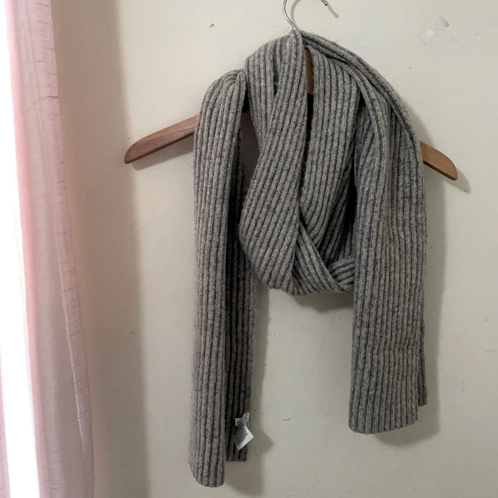 Uniqlo women’s scarf